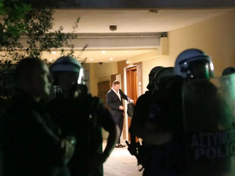 Χαμός στη Λάρισα: Επεισόδια έξω από το σπίτι του Αχιλλέα Νταβέλη – Αρκετές προσαγωγές