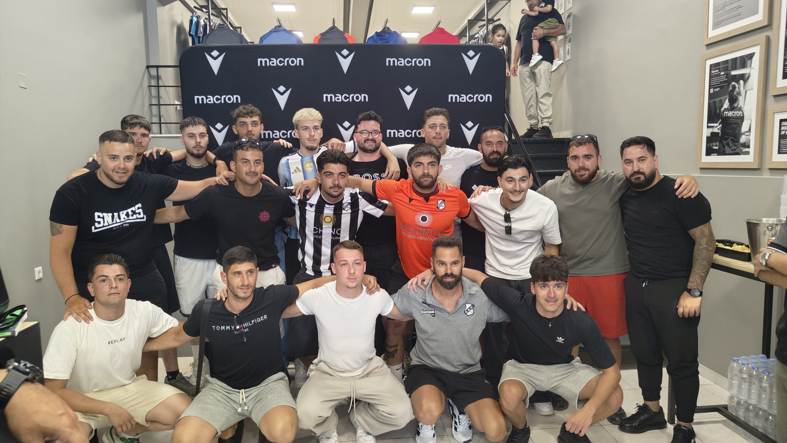 Αυτή είναι η πρώτη ομαδική φωτογραφία της Snakes FC!