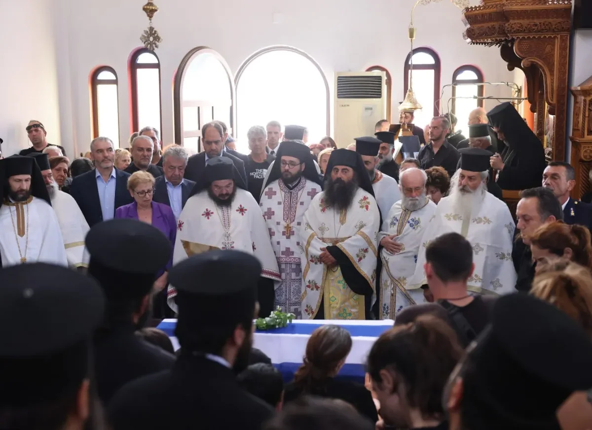 Ρέθυμνο: Ράγισαν καρδιές στην κηδεία του 25χρονου πυροσβέστη που πέθανε στη φωτιά