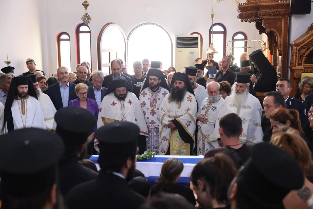 Ρέθυμνο: Ράγισαν καρδιές στην κηδεία του 25χρονου πυροσβέστη που πέθανε στη φωτιά