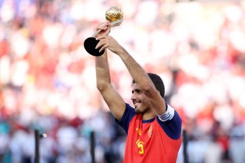 «Σάρωσε» τα βραβεία στο Μουντιάλ η Ισπανία: MVP ο Ρόδρι, καλύτερος τερματοφύλακας ο Σιμόν, κορυφαίος νέος ο Κουμπαρσί