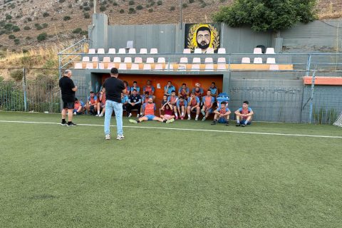 Αλμυρός: Ο Φοίβος Ζανελάι ζωγραφισμένος στην κερκίδα για να μην χάσει κανένα ματς από εκεί ψηλά!