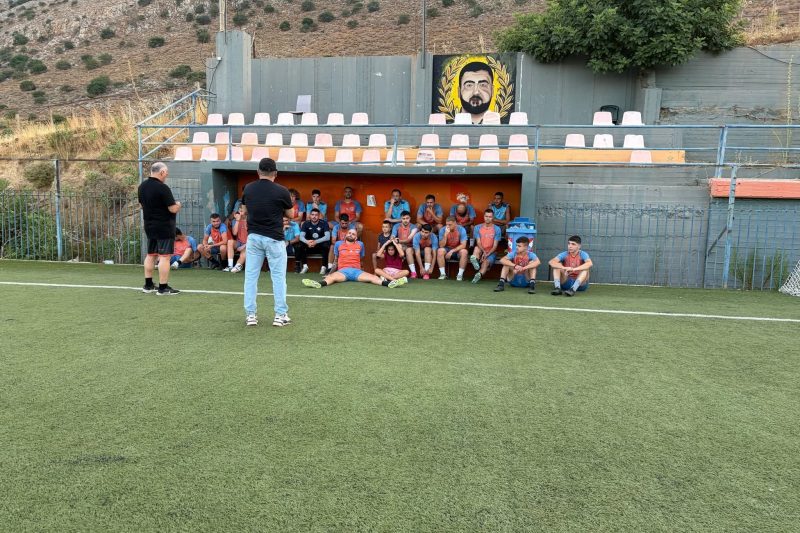 Αλμυρός: Ο Φοίβος Ζανελάι ζωγραφισμένος στην κερκίδα για να μην χάσει κανένα ματς από εκεί ψηλά!