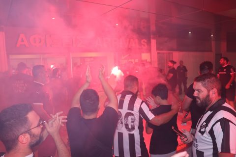 Tρέλα από τον κόσμο: Στις 3.00 το πρωί στο αεροδρόμιο για να αποθεώσει την αποστολή του ΟΦΗ!