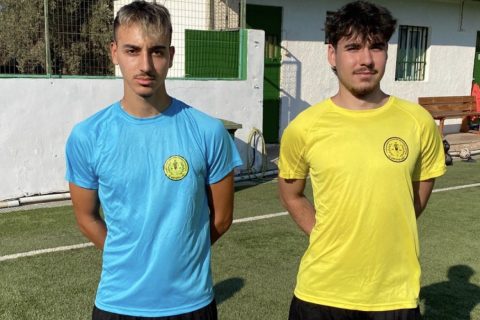 Δύο νεαροί ποδοσφαιριστές προπονούνται με τον Εργοτέλη