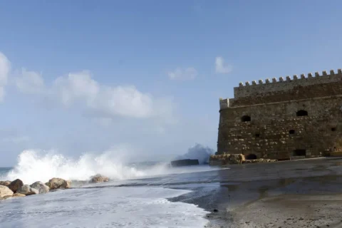 Ριπές άνω των Ριπές άνω των 100 χλμ./ώρα αναμένονται στην Κρήτη τις επόμενες ώρες