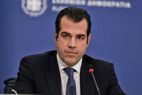 «Δεν θα επιβαρυνθούν οι δομές των νησιών»: Οι εξηγήσεις Πλεύρη για τις μετακινήσεις μεταναστών από την Κρήτη