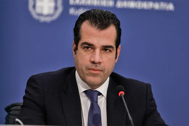«Δεν θα επιβαρυνθούν οι δομές των νησιών»: Οι εξηγήσεις Πλεύρη για τις μετακινήσεις μεταναστών από την Κρήτη
