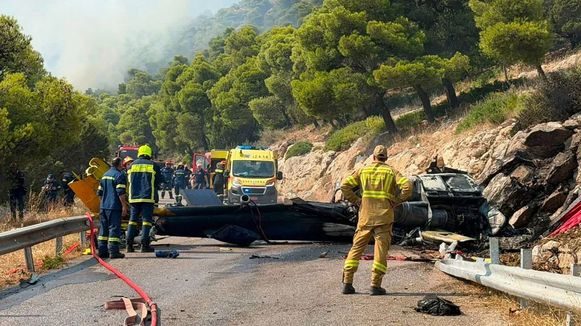 Πυρκαγιά Ψάθα: Βίντεο ντοκουμέντο του Politica.gr από τη σύγκρουση των δύο ελικοπτέρων – 2 νεκροί και 2 τραυματίες