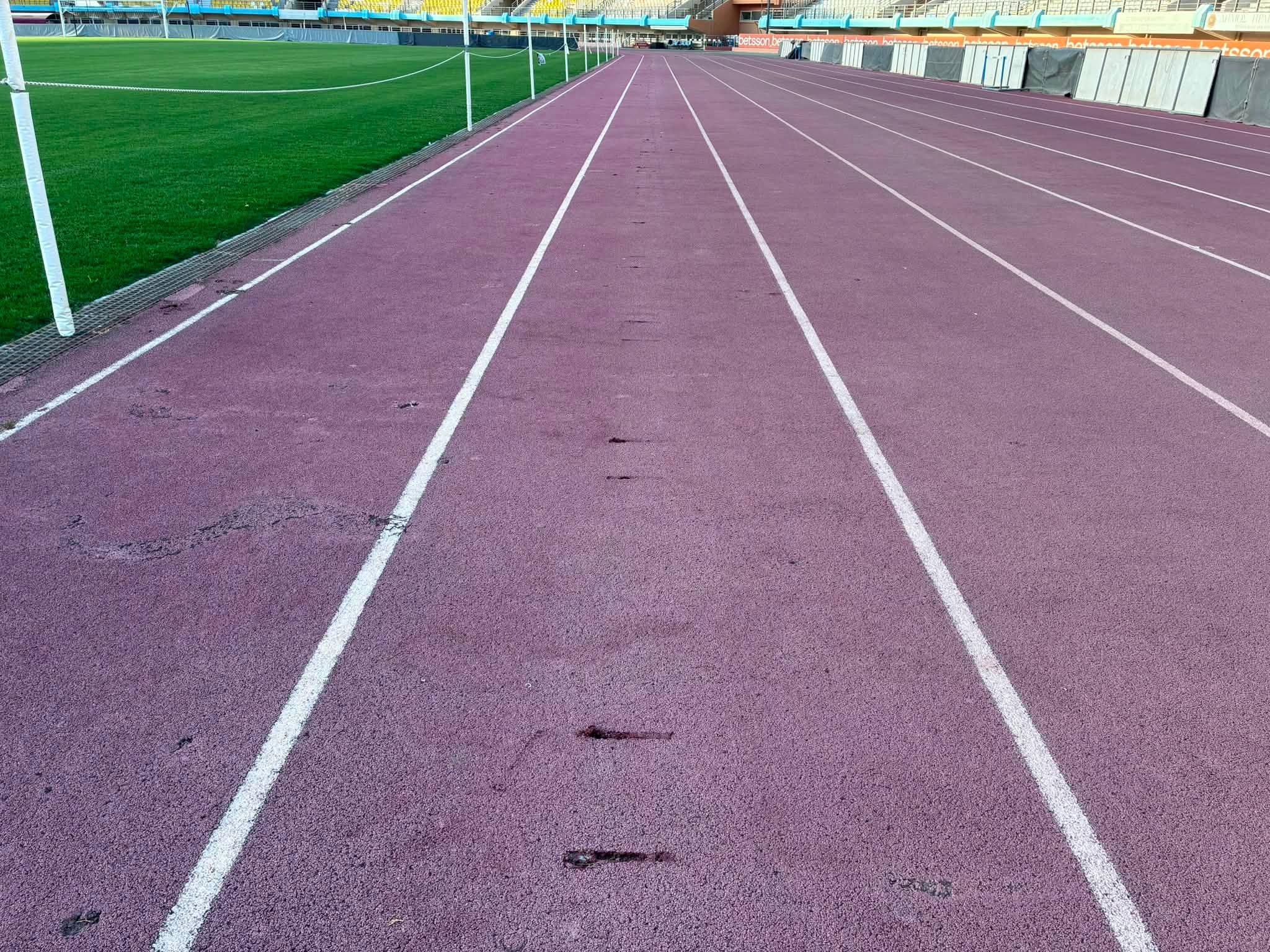 Παγκρήτιο στάδιο: Σοβαρές φθορές στο ταρτάν από την τοποθέτηση διαφημιστικών πινακίδων