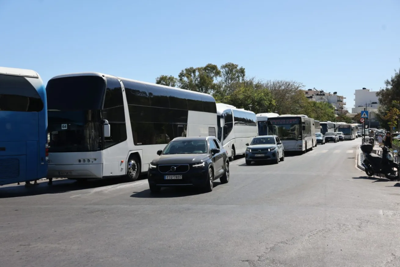 Διαμαρτυρία με πορεία τουριστικών λεωφορείων προς το αεροδρόμιο Ηρακλείου – Τι ζητούν