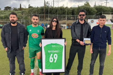 Συγκινητική στιγμή πριν από το παιχνίδι του Κόροιβου με τον Αστέρα Μυρτιάς: Τιμήθηκε η μνήμη του Γιώργου Πολυζωάκη