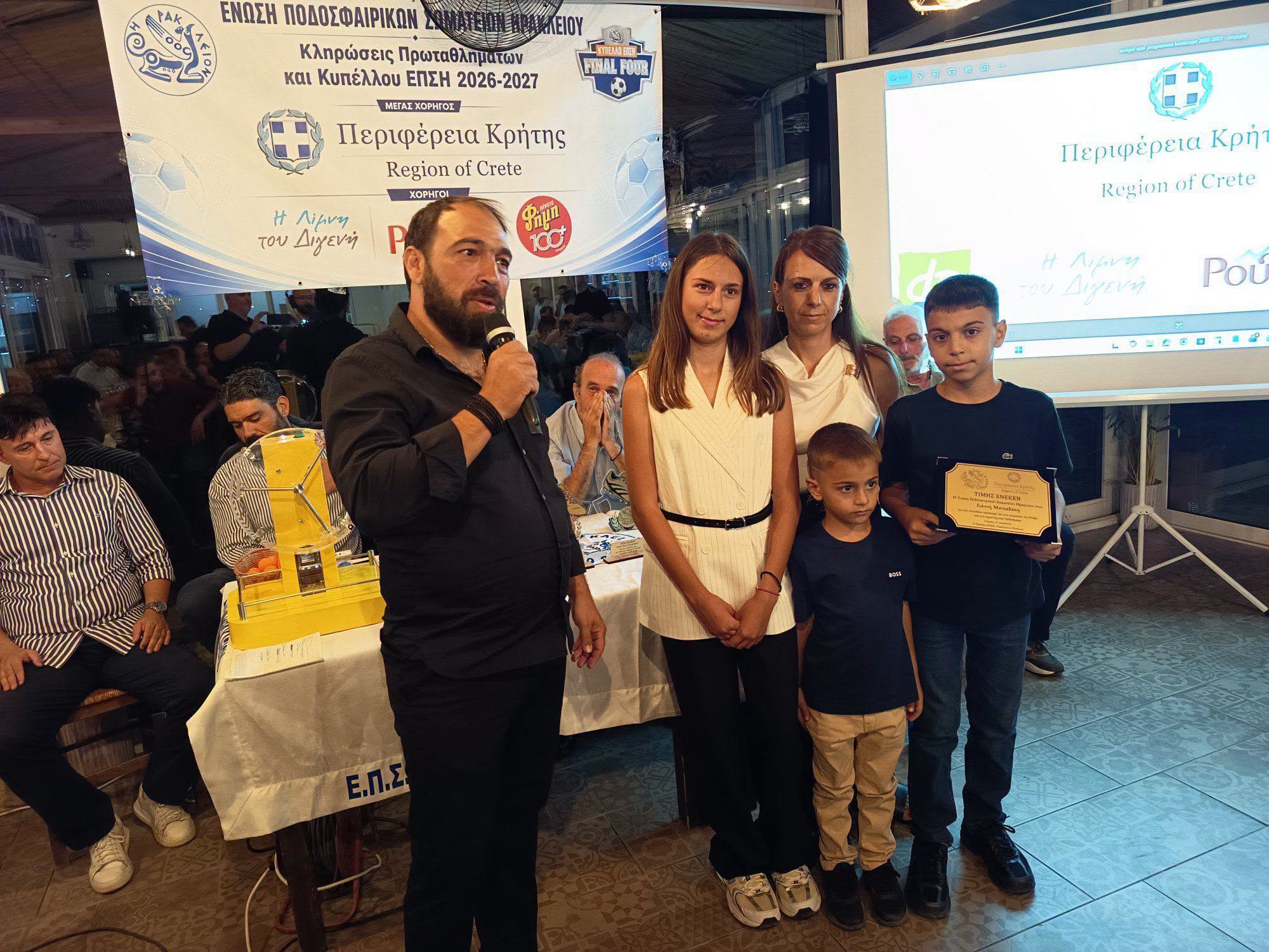 Ο άψογος οικοδεσπότης Γιάννης Μανιαδάκης και ένας αιώνιος “εραστής” του ποδοσφαίρου
