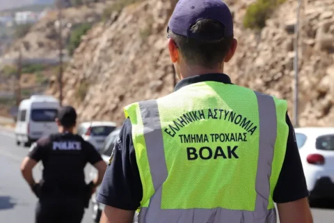 Τροχαίο στον ΒΟΑΚ στο ύψος των Γουβών: Σύγκρουση φορτηγού με ταξί-βαν