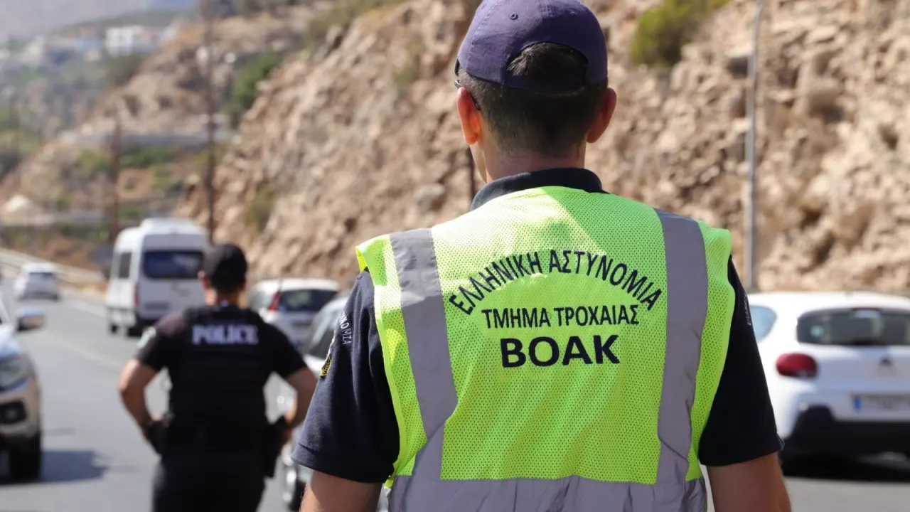 Τροχαίο στον ΒΟΑΚ στο ύψος των Γουβών: Σύγκρουση φορτηγού με ταξί-βαν