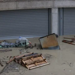 Αγανάκτηση σε Μαλάδες και Φοινικιά: “Το νερό έφτασε το ένα μέτρο στις επιχειρήσεις” – Αιχμές για τον καθαρισμό των ρεμάτων