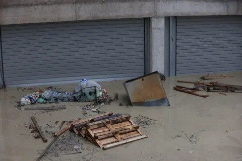 Αγανάκτηση σε Μαλάδες και Φοινικιά: “Το νερό έφτασε το ένα μέτρο στις επιχειρήσεις” – Αιχμές για τον καθαρισμό των ρεμάτων