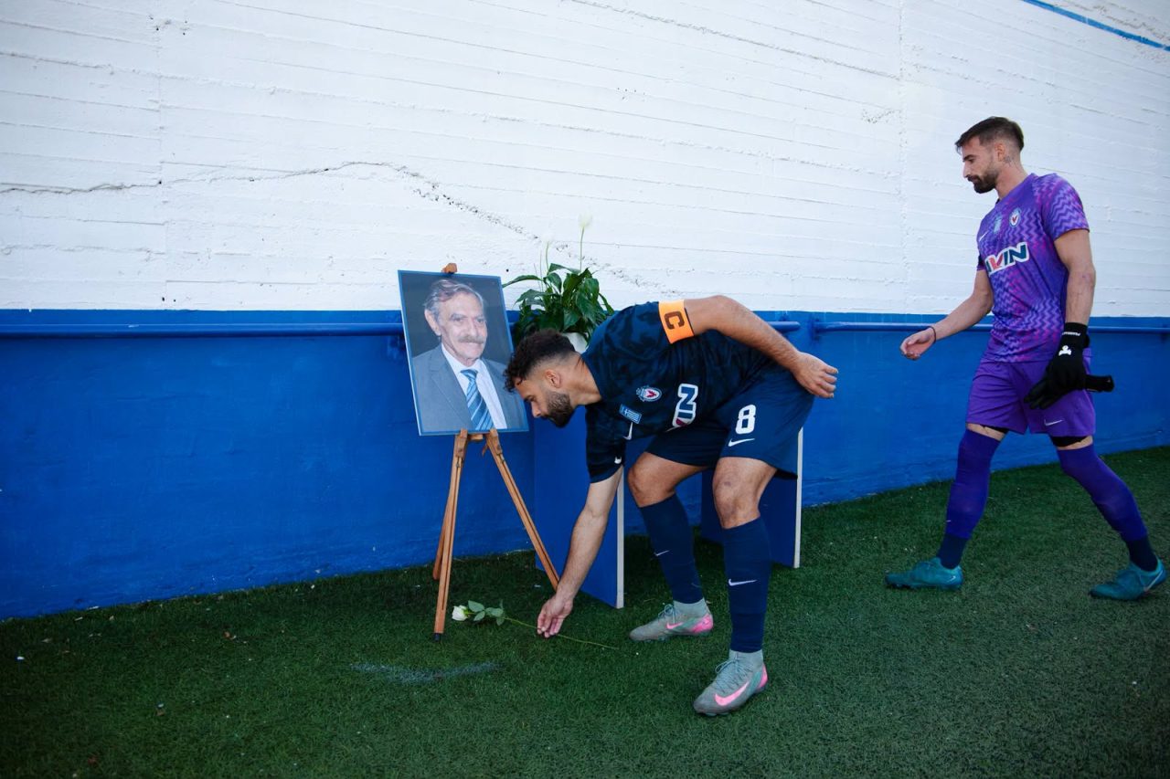 Επισκοπή – ΑΟΑΝ: Το στεφάνι στη φωτογραφία του Γ. Βαρδινογιάννη και το «Καπετάνιος» από τους παίκτες των Ρεθυμνιωτών