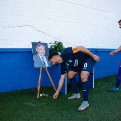 Επισκοπή – ΑΟΑΝ: Το στεφάνι στη φωτογραφία του Γ. Βαρδινογιάννη και το «Καπετάνιος» από τους παίκτες των Ρεθυμνιωτών