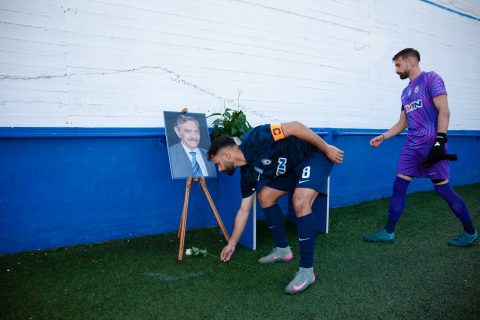 Επισκοπή – ΑΟΑΝ: Το στεφάνι στη φωτογραφία του Γ. Βαρδινογιάννη και το «Καπετάνιος» από τους παίκτες των Ρεθυμνιωτών