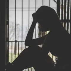 Ηράκλειο: Έφερναν κοπέλες από τη Ρουμανία και τις κρατούσαν υπό ομηρία για να τις εκδίδουν