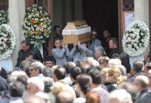 Κλίμα οδύνης στην κηδεία του Γ. Μεστροπιάν